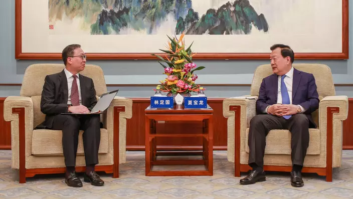 夏寶龍（右）在北京會見林定國（左）。