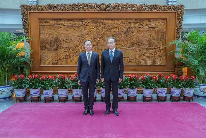 林定國（左）31日在北京拜訪外交部，與外交部副部長鄧勵（右）會面。