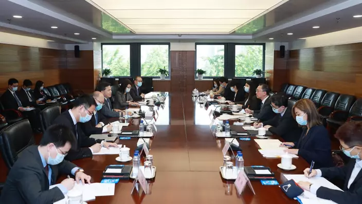 林定國（右四）1日在北京拜訪商務部，與商務部副部長盛秋平（左四）會面。