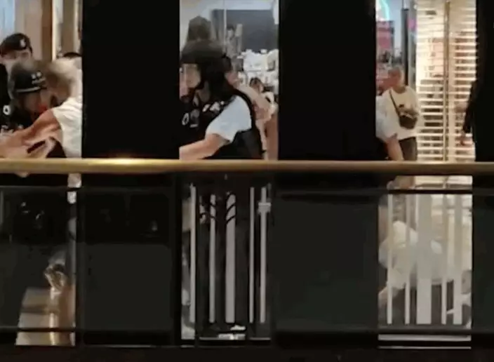警方走近疑犯,疑犯沒有反抗,垂下雙手就擒。
