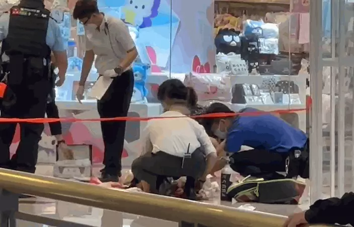 救護員搶救傷者。網圖