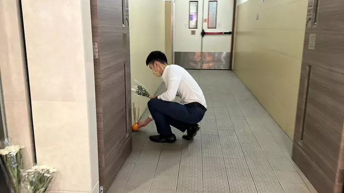 有市民插香及獻花。