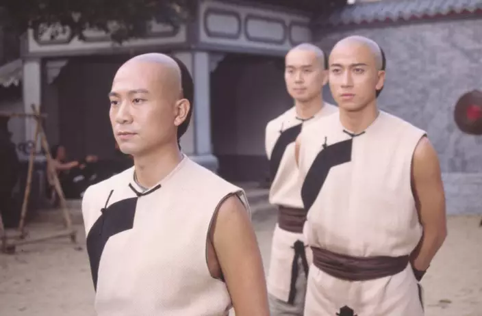 2003年,吳卓羲(右)首次為劇集《英雄·刀·少年》擔任男主角。