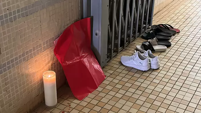 22歲女死者劉繼禧的景林邨寓所門外，擺放白蠟燭。