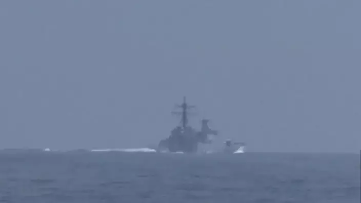 解放軍艦一度駛近「鍾雲號」甚至加速橫切到其前方。