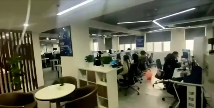 為展示「引流系統」公司規模，「小陳」通過微信視頻展示數千呎辦公室和逾10名員工。