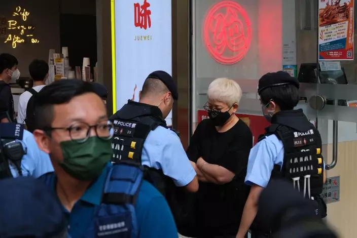 警方於維園一帶截查可疑人士。
