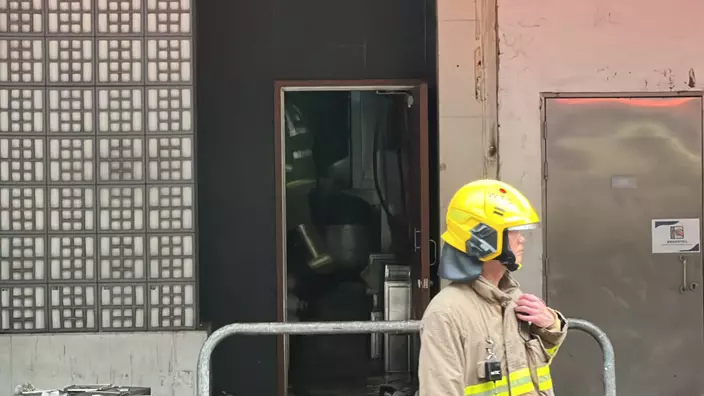 食肆疑因油煙槽搶火致火警。
