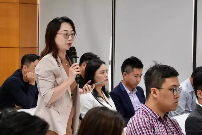 楊何蓓茵日前為「香港廣東社團青年政治人才培訓課程」主講第六課，主題為「提高國家意識和身份認同」，其後與30多名學員互動交流。（楊何蓓茵fb圖片）