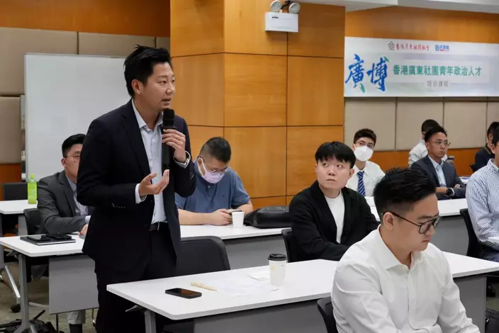 楊何蓓茵日前為「香港廣東社團青年政治人才培訓課程」主講第六課，主題為「提高國家意識和身份認同」，其後與30多名學員互動交流。（楊何蓓茵fb圖片）