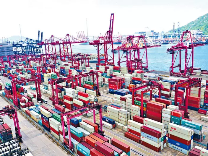 陳茂波表示，本港貨物出口量下跌主要因為轉口貨量下跌，指出目前外圍經濟環境疲弱，再加上地緣政治影響，嚴重拖累出口表現。資料圖片