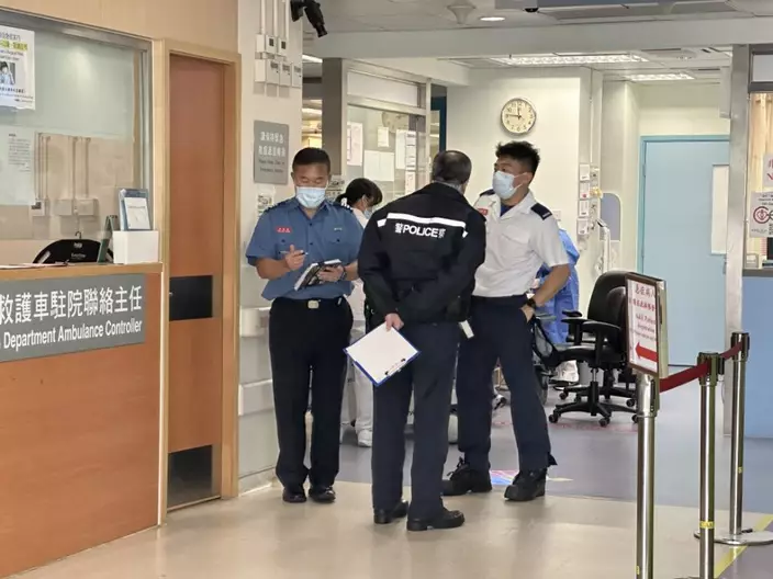 警員趕至醫院了解傷者情況。