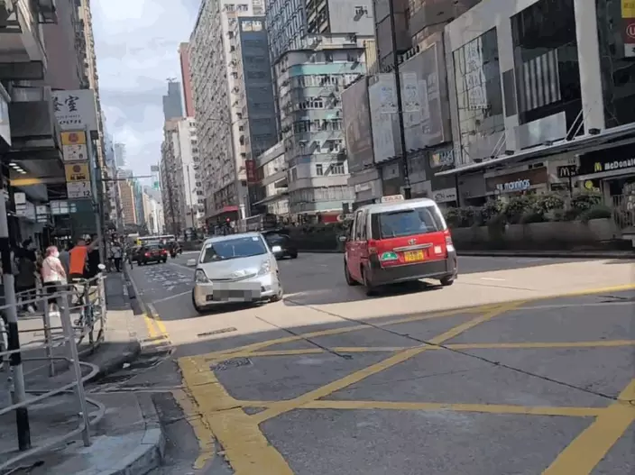 私家車逆線停在彌敦道。fb：馬路的事討論區
