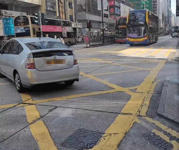 私家車待汽車駛離始掉頭。fb:馬路的事討論區