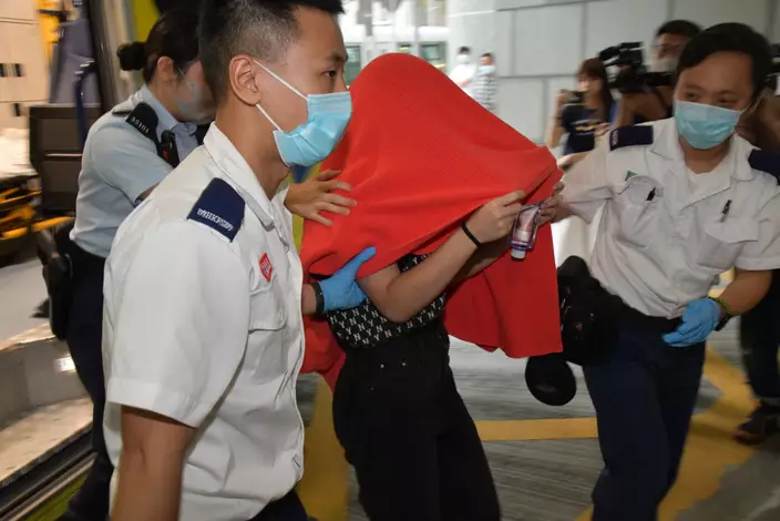 女童送往明愛醫院檢查。