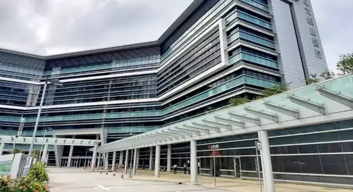 女職員被送往北大嶼山醫院搶救後不治。資治圖片