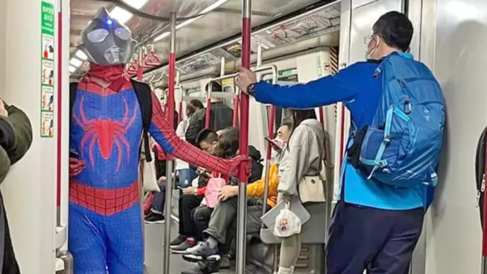 有網民早前在車廂發現超人迪迦走近細看，日本超人卻穿了來自西洋的蜘蛛俠套裝。網上截圖