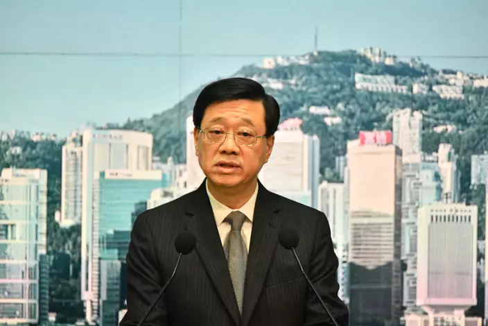 李家超出席行政會議前見記者。