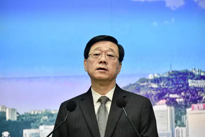 李家超出席行政會議前見記者。