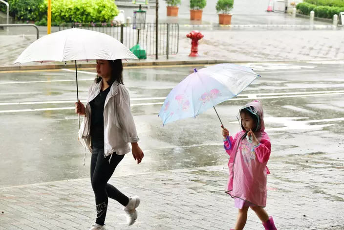 黃色暴雨警告信號表示香港廣泛地區已錄得或預料會有每小時雨量超過30毫米的大雨。資料圖片