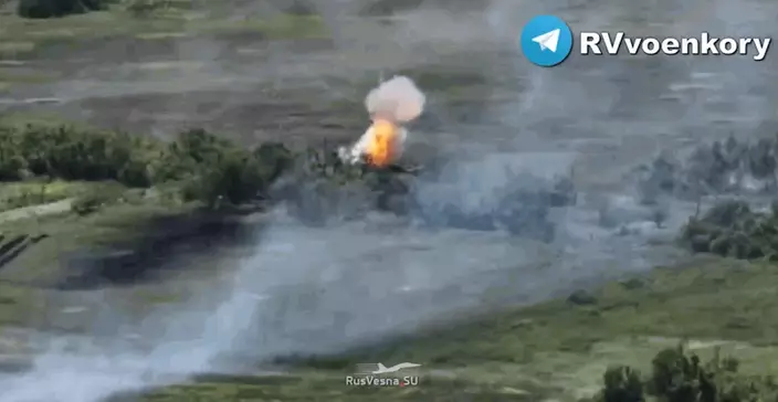 俄國防部發佈影片稱摧毀了烏軍AMX-10RC輪式坦克。網片截圖