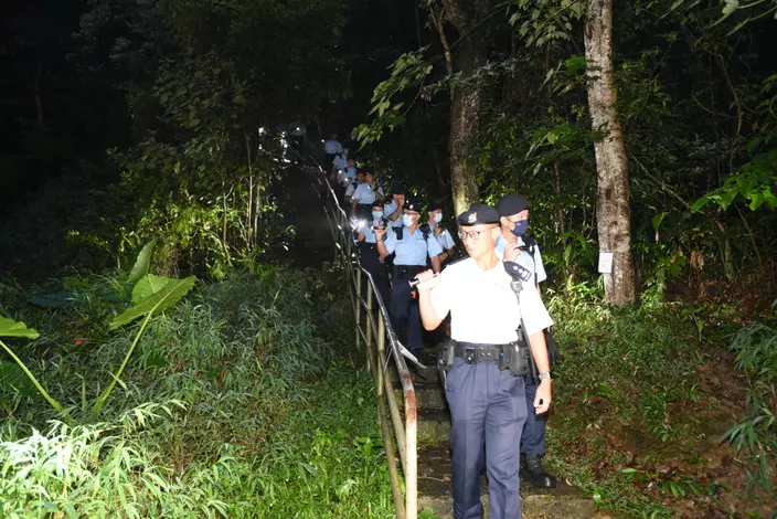 東九龍衝鋒隊及機動部隊，以及警犬隊加強在飛鵝山井欄樹一帶巡邏。