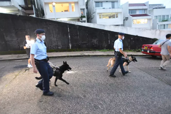 警犬隊亦有加入巡邏。