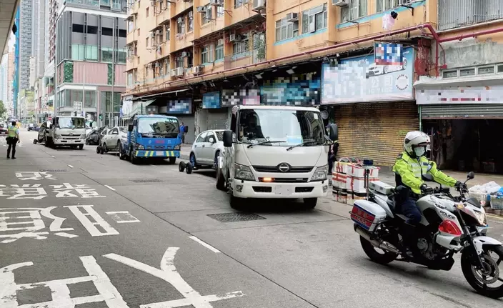 警方於西九龍區內打擊交通違例。警方圖片