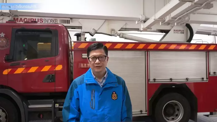 保安局局長鄧炳強6月7日在社交網站發布短片，親身到尖沙嘴消防局介紹「消防員日常」。（鄧炳強FB影片截圖）