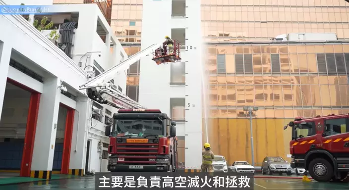 油壓升降台的車尾有「救生籠」,負責高空滅火和拯救。(鄧炳強FB影片截圖)