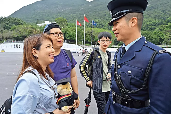 陳悅晉與家人分享結業的喜悅。