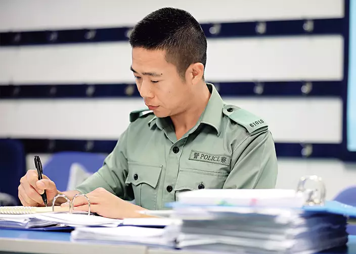 陳悅晉於工餘時間進修，克服各種困難加入警隊。