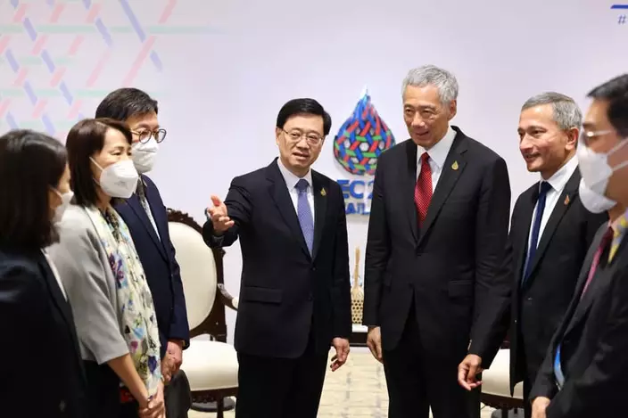 李家超去年到泰國曼谷出席APEC會議，與新加坡總理李顯龍外國政要會面。（資料圖片）