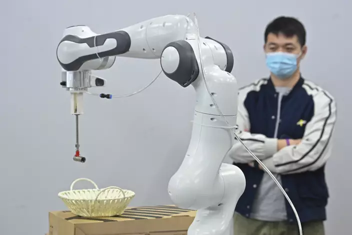 孫東表示,推動「新型工業化」是實現香港高質量發展的關鍵。圖為InnoHK香港物流機械人研究中心。資料圖片