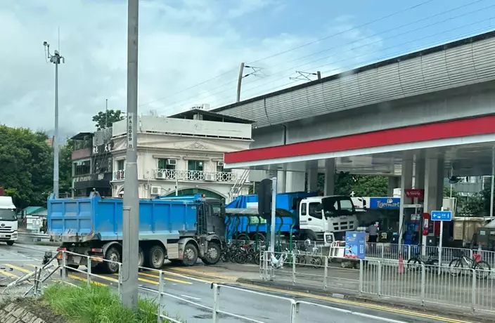 肇事貨車衝過對面線險殃及油站。fb: 馬路的事討論區