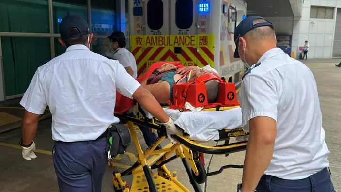 電單車司機受傷由救護員送院治理。