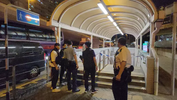女子牛池灣行人隧道捱斬中刀浴血 男疑兇棄刀逃夭
