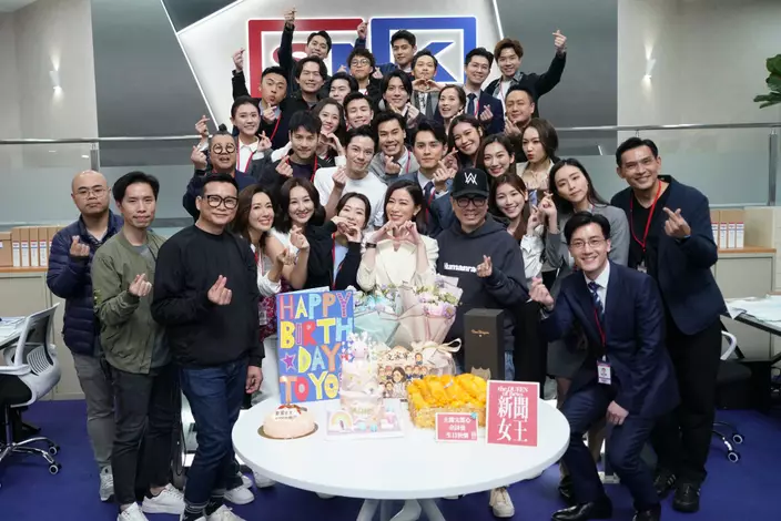 全場唱生日歌送上無限祝福,搞到佘詩曼相當感動。