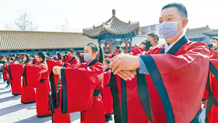 民眾在山東濟南，身穿傳統漢服禮拜孔子、擊鼓祈福。