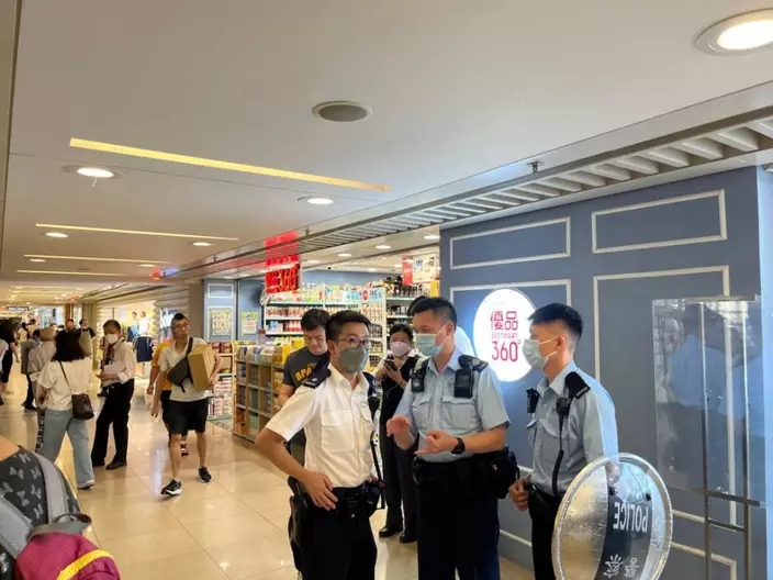 大批警員到場調查。