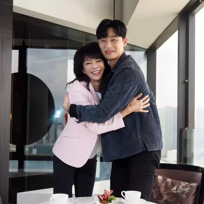 2017年鄭裕玲去韓國拍《Do姐再shopping》成功訪問朴敘俊。