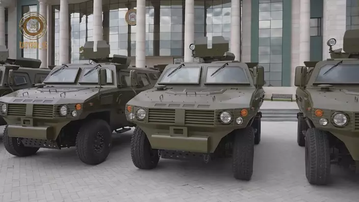 車臣領導人卡德羅夫展示新接收的中國製輪式裝甲車，聲稱準備投入對烏克蘭戰鬥。
