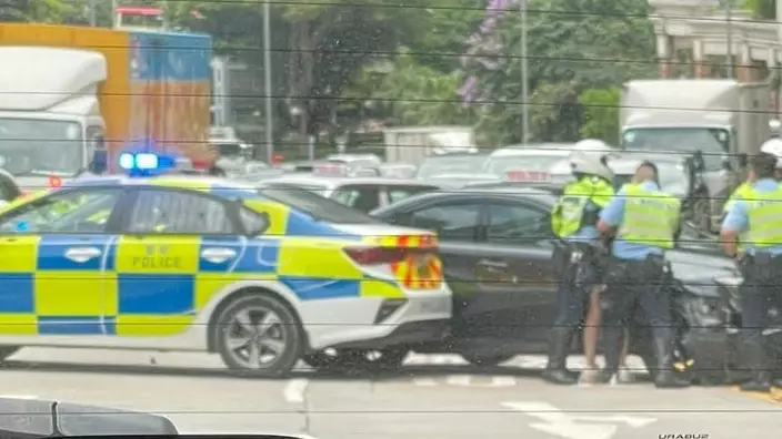 私家車撞警車，警員截停可疑男子。網上圖片