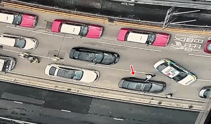可疑車被一輛警車及一輛交通鐵馬前後包抄。