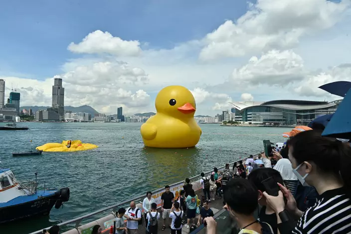 其中一隻巨型橡皮鴨漏氣,但無礙在場市民繼續打卡。