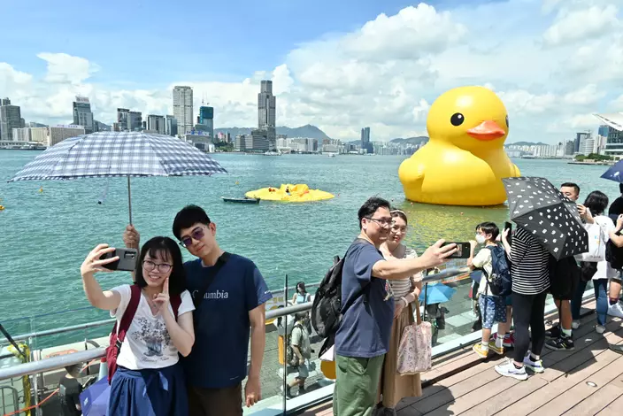 其中一隻巨型橡皮鴨漏氣,但無礙在場市民繼續打卡。