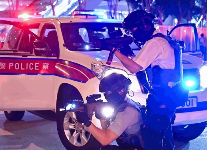 可疑車一度企圖撞警車突圍。