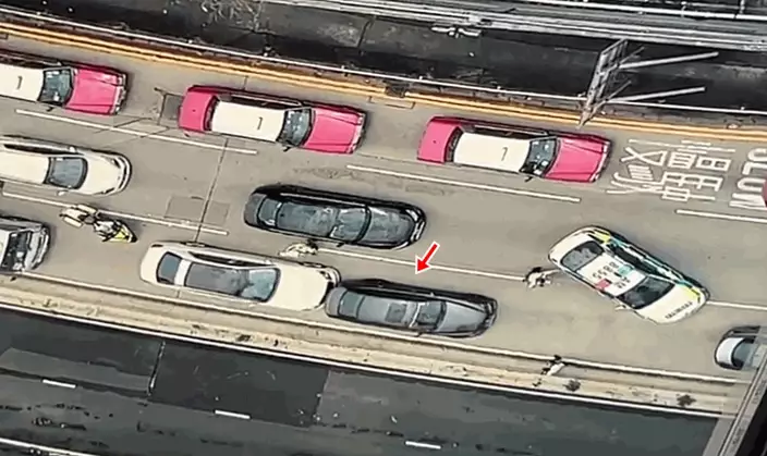 可疑車衝前撞向警員。