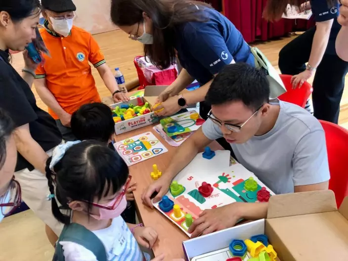教育局義工隊為幼童設計了各個遊戲、氣球藝術和攝影攤位。蔡若蓮facebook圖片