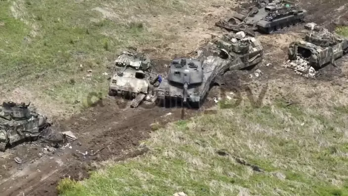 烏克蘭軍隊放棄了一輛豹 2A6、四輛M2布拉德利和一輛BMR-2掃雷坦克。 Twitter